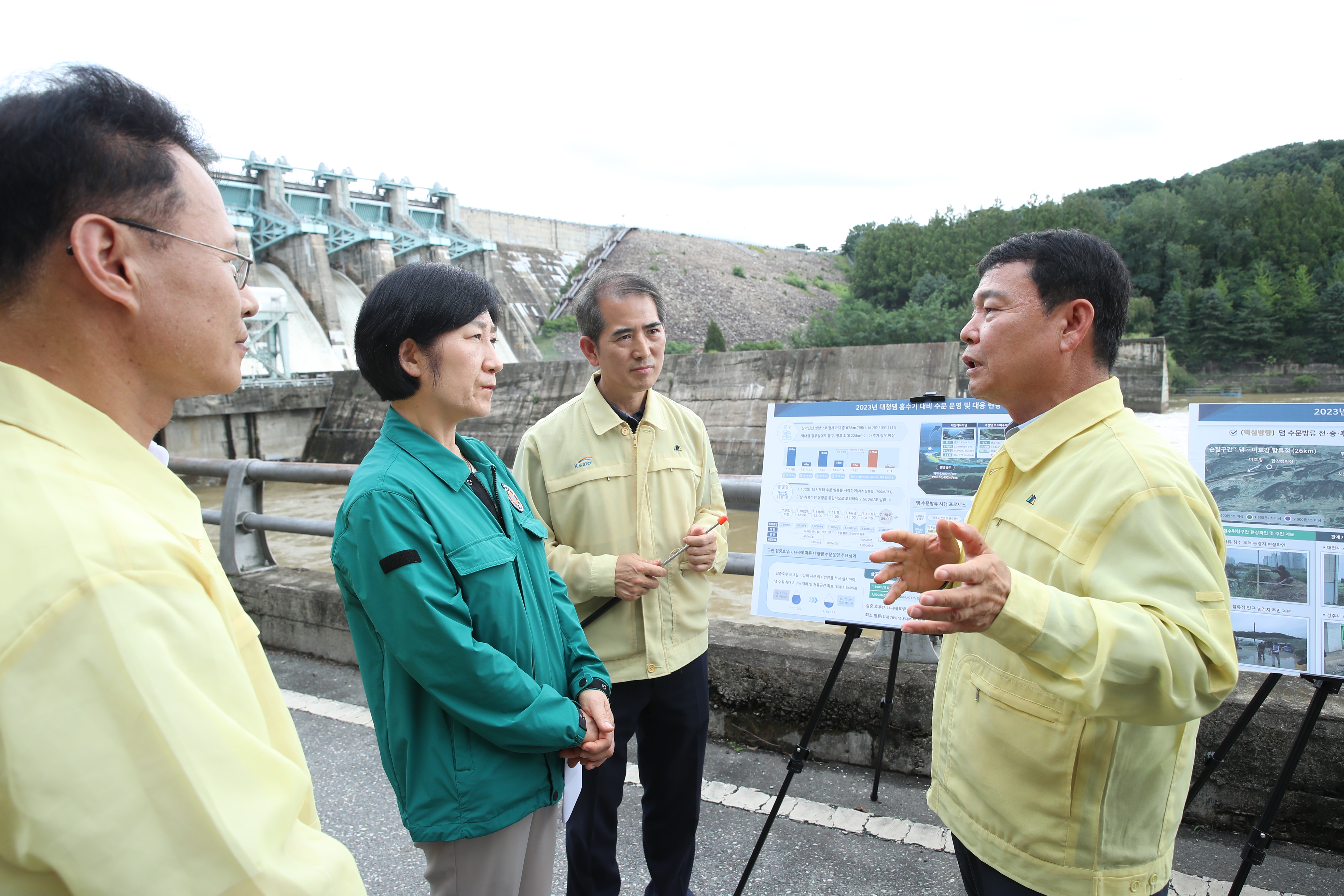 Minister of Environment Visits Daecheong Dam