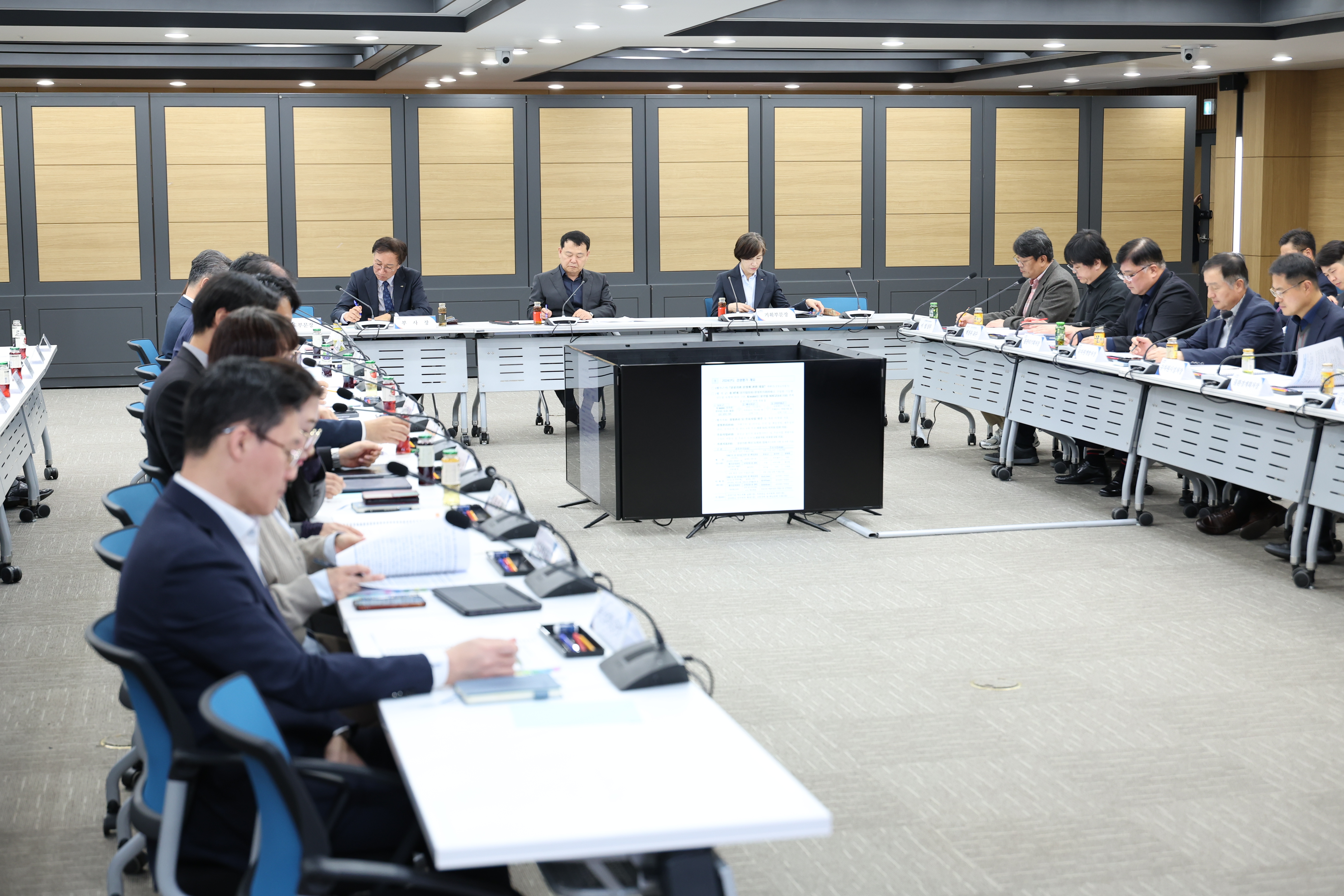 Strategy Meeting for Management Performance Evaluation