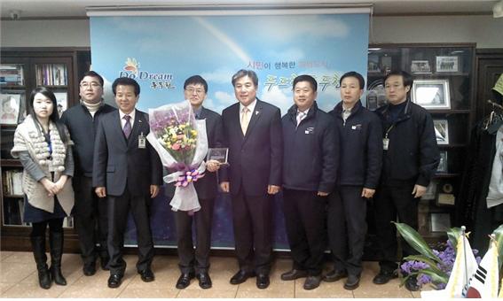 동두천시 지방상수도 운영효율화사업 감사패 수여 이미지[1]