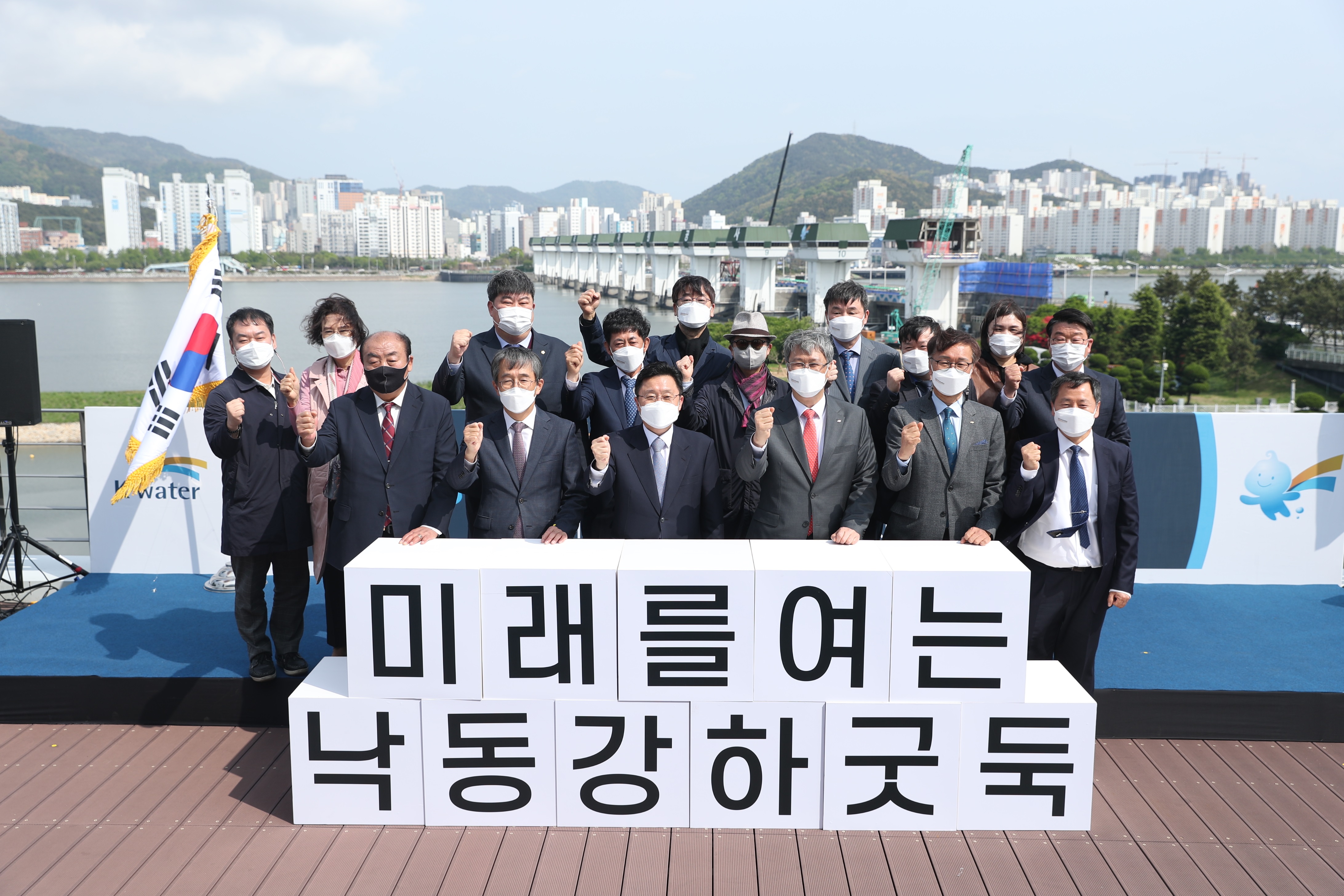 낙동강하굿둑 34년 만에 현대적 디자인으로 새 단장 이미지[1]