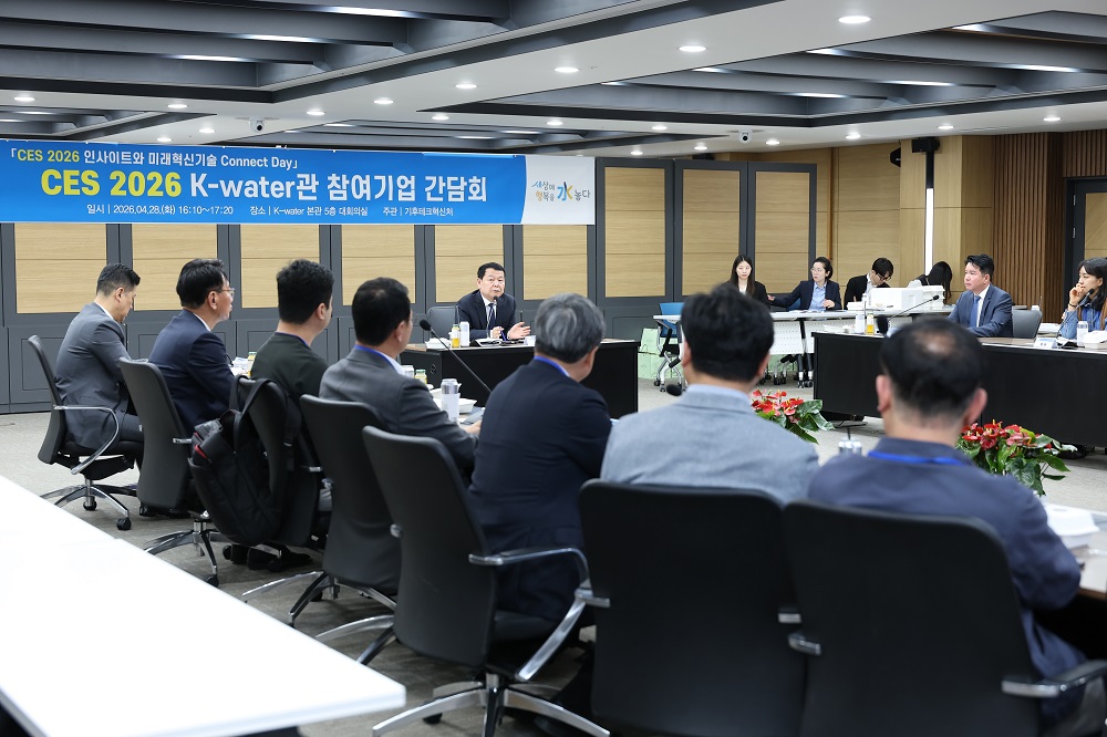 윤석대 한국수자원공사 사장, CES 혁신기업과 현장 소통 이미지[2]