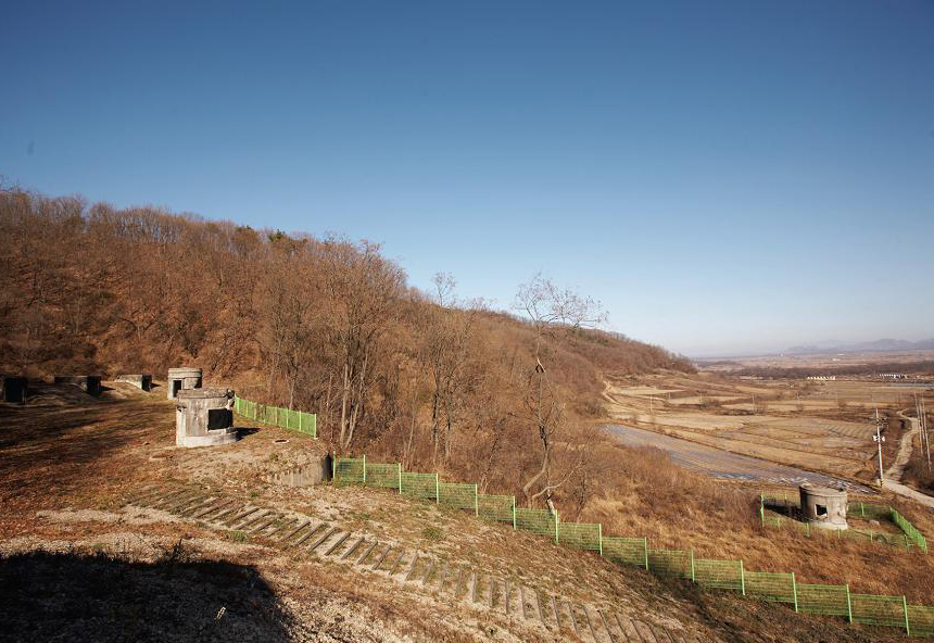 철원 수도국 터 급수탑 원경